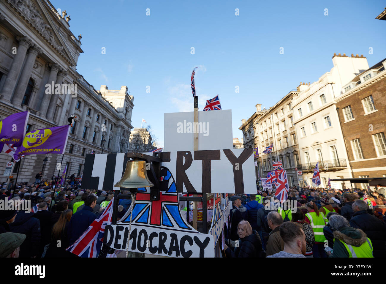 Londra, Regno Unito. Il 9 dicembre 2018. I manifestanti sul Brexit tradimento marzo e nel Rally di Whitehall. Credito: Kevin J. Frost/Alamy Live News Foto Stock