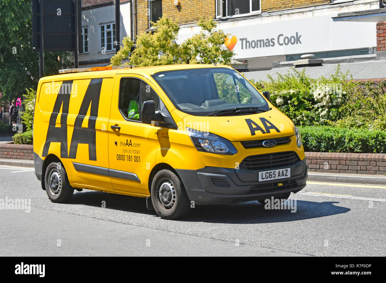 Ford Transit AA furgone logo driver in giallo veicolo commerciale di rottura guida lungo il centro città shopping strada alta Brentwood Essex Inghilterra Regno Unito Foto Stock