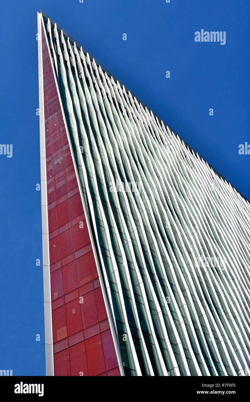 Triangolo astratto freccia a forma di testa sulla facciata di architettura moderna su parte della Nova ufficio edificio blu sullo sfondo del cielo Victoria Londra Inghilterra REGNO UNITO Foto Stock