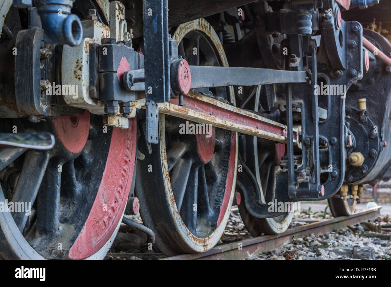 Close-up ruote e parti di vintage vapore locomotiva del treno sul binario Foto Stock