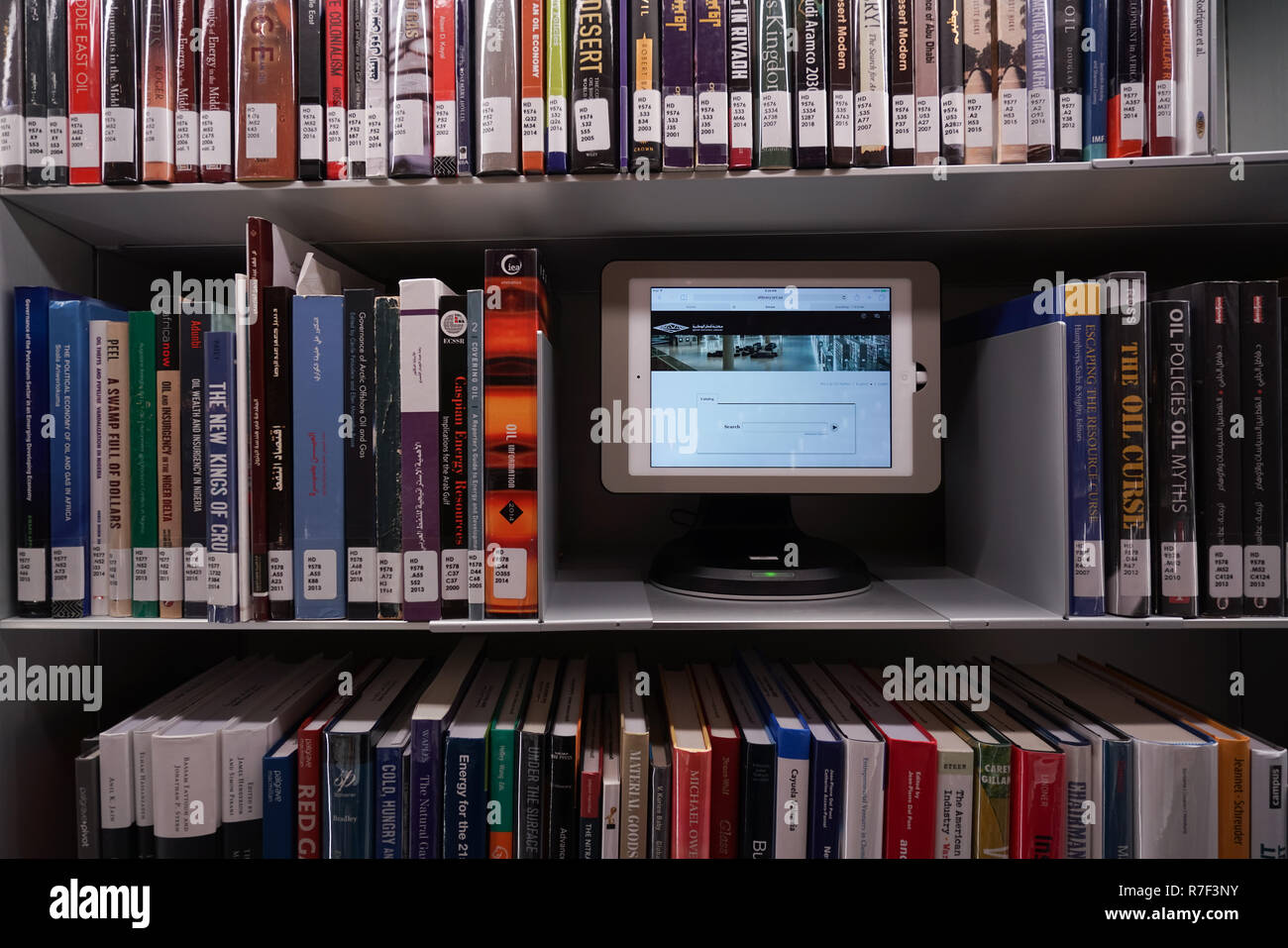 Il 45.000 mq di Qatar National Library all'avanguardia di edificio, si trova nel cuore della città di istruzione. Mondo-famoso architetto Rem Koolhaas il design assomiglia a due pezzi di carta che sono tirate e ripiegate diagonalmente in corrispondenza degli angoli per creare una struttura a guscio che racchiude il piano aperto interno. Il principale spazio interno è progettato per consentire una precisa quantità di luce solare di entrare e di mantenere una connessione con il mondo esterno. Foto Stock