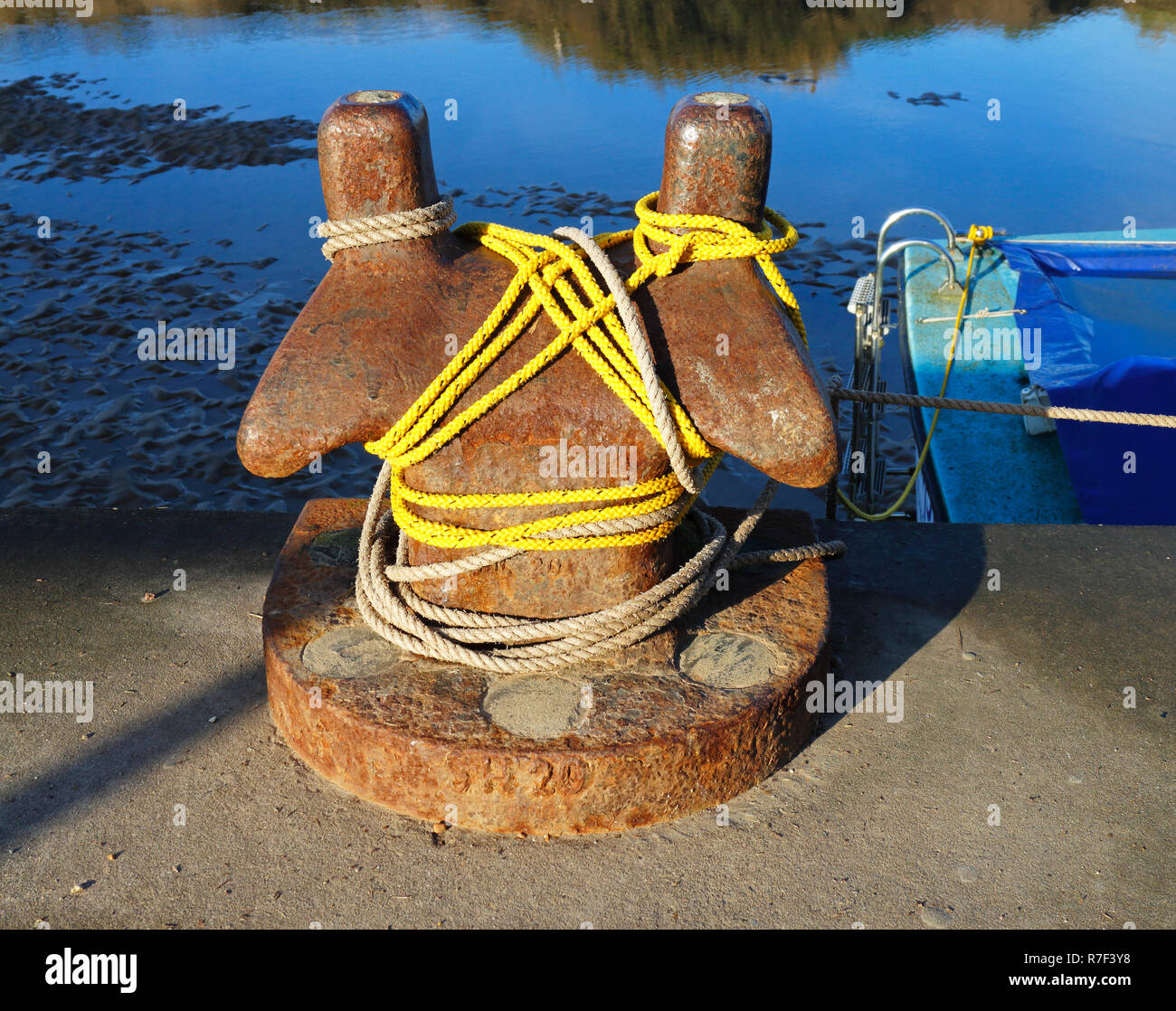 Un ormeggio bollard con funi sulla banchina in North Norfolk a Blakeney, Norfolk, Inghilterra, Regno Unito, Europa. Foto Stock