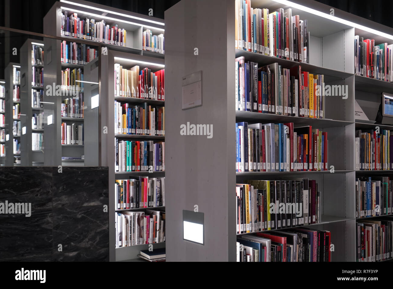 Il 45.000 mq di Qatar National Library all'avanguardia di edificio, si trova nel cuore della città di istruzione. Mondo-famoso architetto Rem Koolhaas il design assomiglia a due pezzi di carta che sono tirate e ripiegate diagonalmente in corrispondenza degli angoli per creare una struttura a guscio che racchiude il piano aperto interno. Il principale spazio interno è progettato per consentire una precisa quantità di luce solare di entrare e di mantenere una connessione con il mondo esterno. Foto Stock