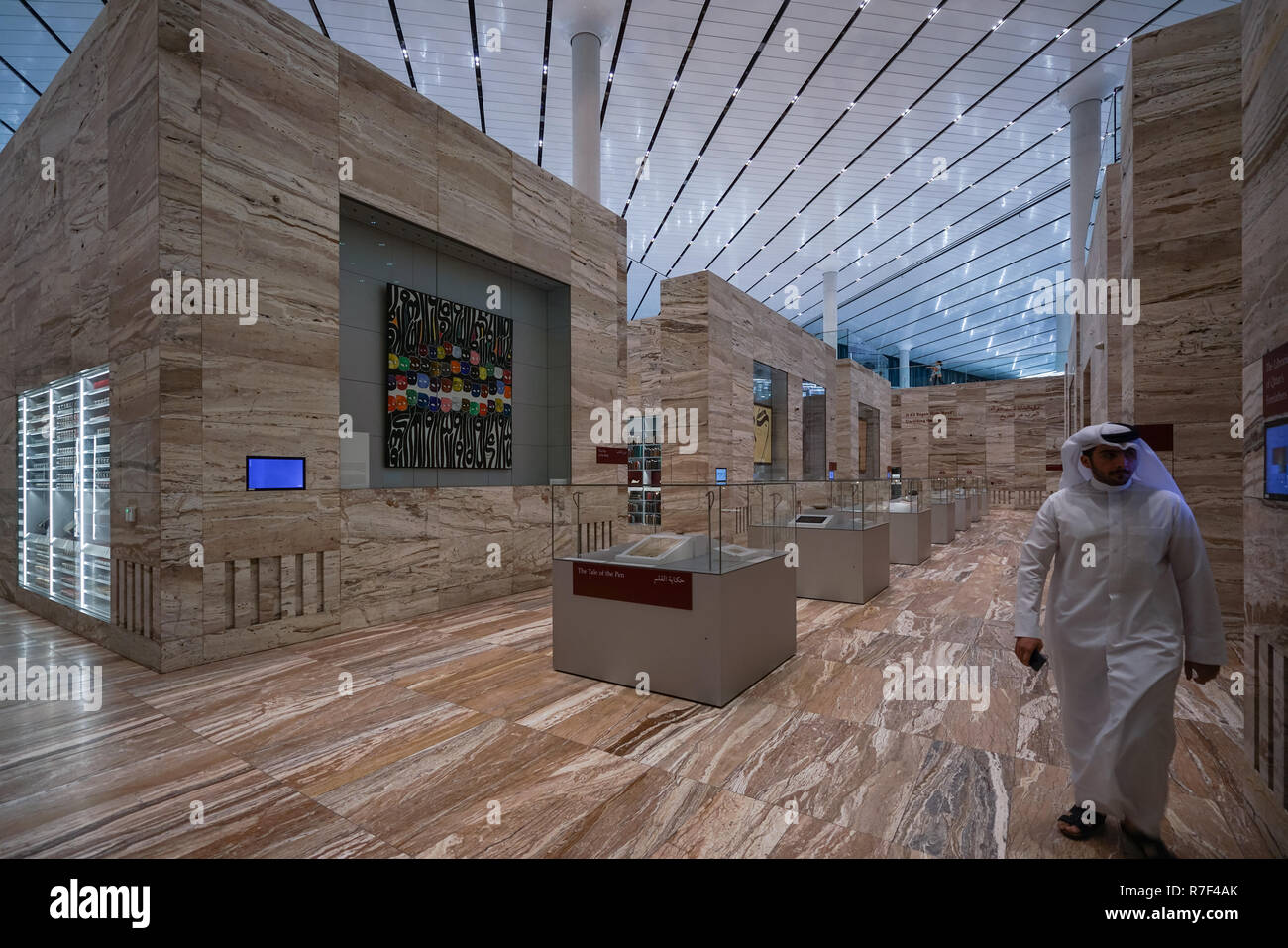 Il 45.000 mq di Qatar National Library all'avanguardia di edificio, si trova nel cuore della città di istruzione. Mondo-famoso architetto Rem Koolhaas il design assomiglia a due pezzi di carta che sono tirate e ripiegate diagonalmente in corrispondenza degli angoli per creare una struttura a guscio che racchiude il piano aperto interno. Il principale spazio interno è progettato per consentire una precisa quantità di luce solare di entrare e di mantenere una connessione con il mondo esterno. Foto Stock