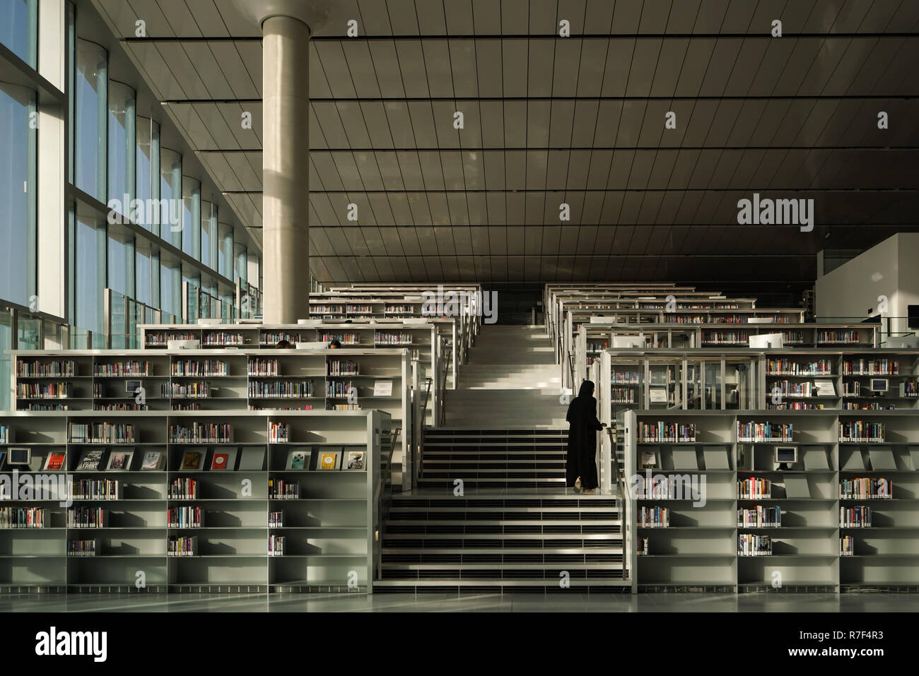 Il 45.000 mq di Qatar National Library all'avanguardia di edificio, si trova nel cuore della città di istruzione. Mondo-famoso architetto Rem Koolhaas il design assomiglia a due pezzi di carta che sono tirate e ripiegate diagonalmente in corrispondenza degli angoli per creare una struttura a guscio che racchiude il piano aperto interno. Il principale spazio interno è progettato per consentire una precisa quantità di luce solare di entrare e di mantenere una connessione con il mondo esterno. Foto Stock