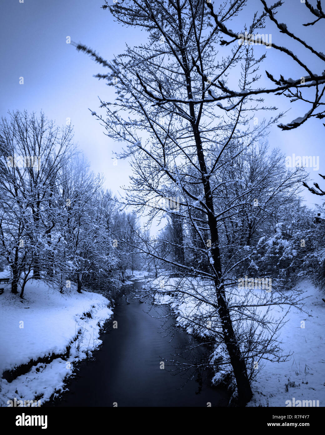Un fiume freddo durante una tempesta di neve con alcuni colori Instagram Foto Stock