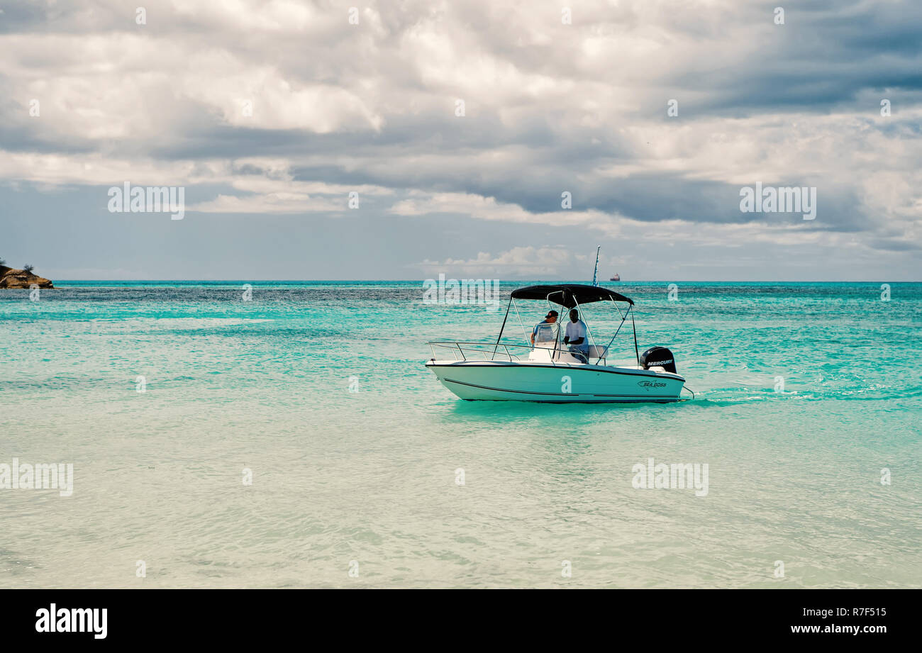 St. Johns, Antigua - Marzo 05, 2016: Motoscafo con persone sul profondo blu del mare o acqua oceanica sul cielo nuvoloso. Idilliaci paesaggi marini. Viaggio di scoperta e di avventura. Tempo libero attivo. Vacanze estive Foto Stock