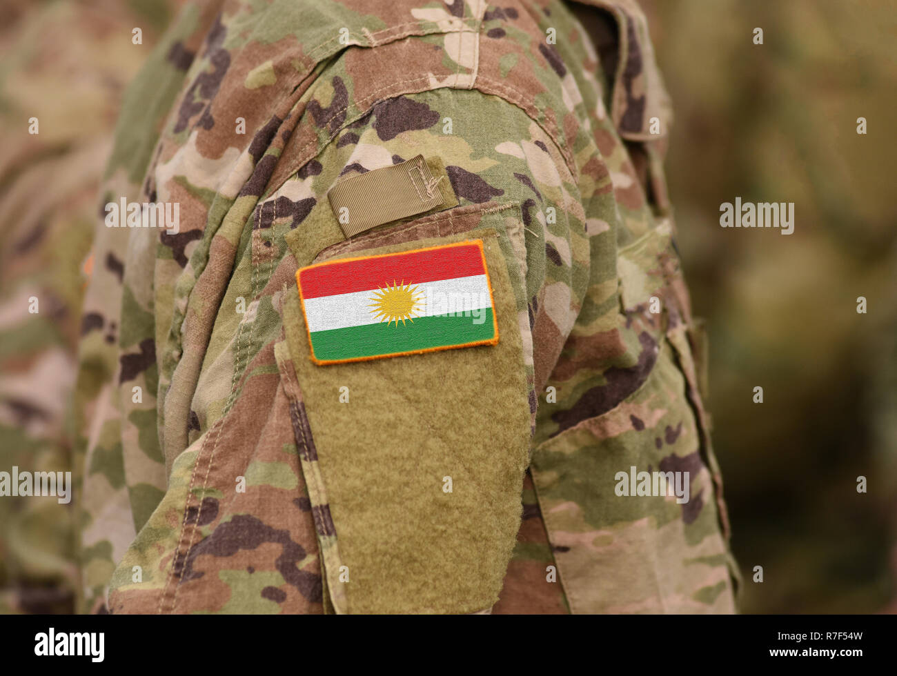 Bandiera del Kurdistan sul braccio di soldati. Bandiera del Kurdistan sulle uniformi militari (collage). Foto Stock