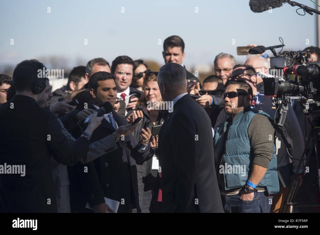Il Segretario della Difesa James. N. Mattis ha un incontro bilaterale con il Ministro indiano della difesa Nirmala Sitharaman al Pentagono su dicembre 3, 2018 a Washington D.C. (DoD Foto Stock