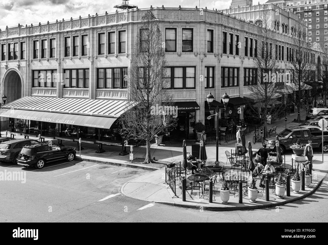 I turisti a piedi nella parte anteriore del Grove Arcade nel centro cittadino di Asheville Historic District, Battery Park edificio di appartamenti visto dietro di esso. Foto Stock