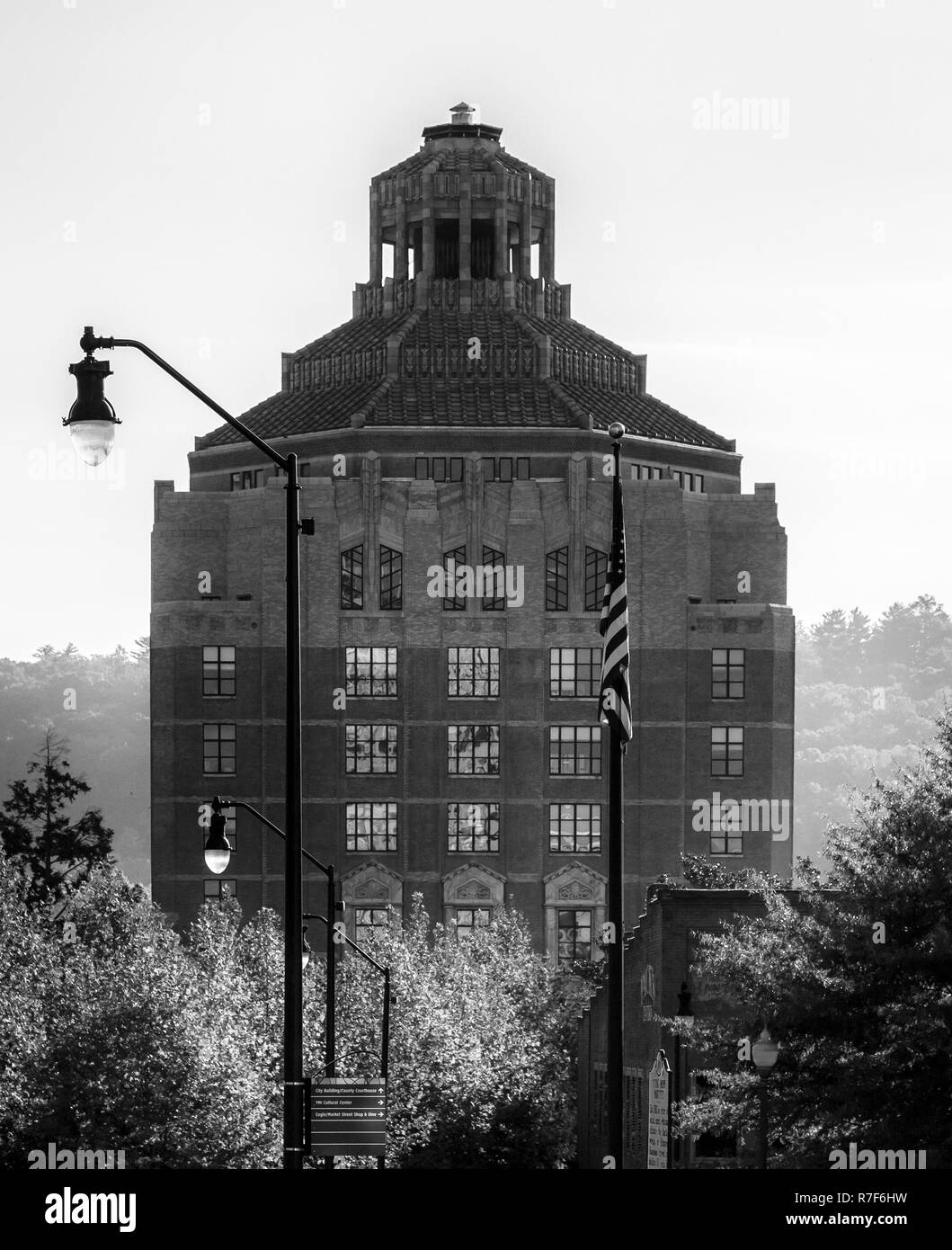 La costruzione della città, un capolavoro di Art Deco, sembra sottilmente glow nella luce del mattino in Asheville, NC, Stati Uniti d'America Foto Stock