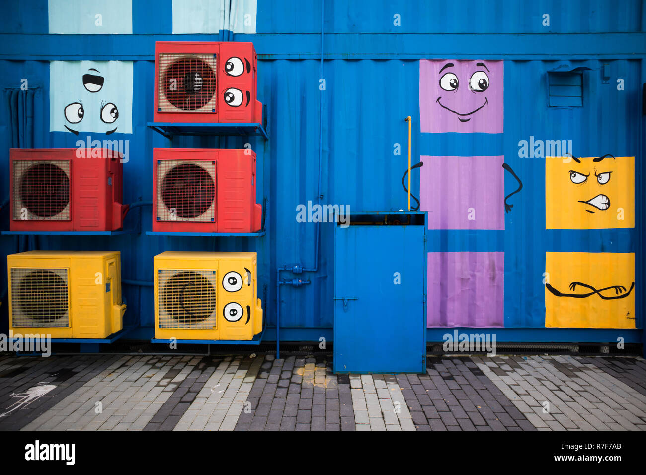 Contemporanea colorata arte di strada nel parco Foto Stock