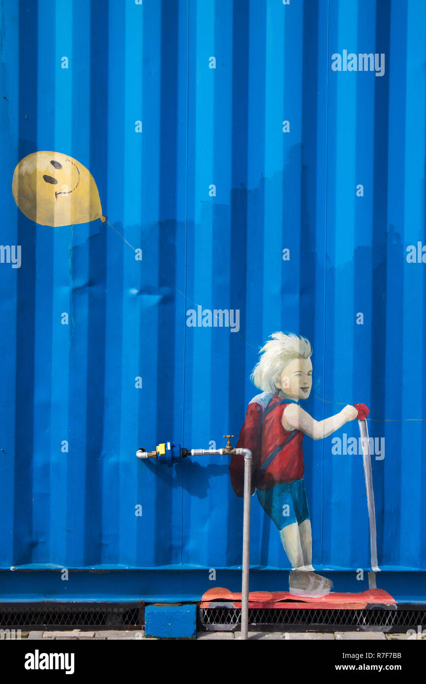 Contemporanea colorata arte di strada nel parco Foto Stock