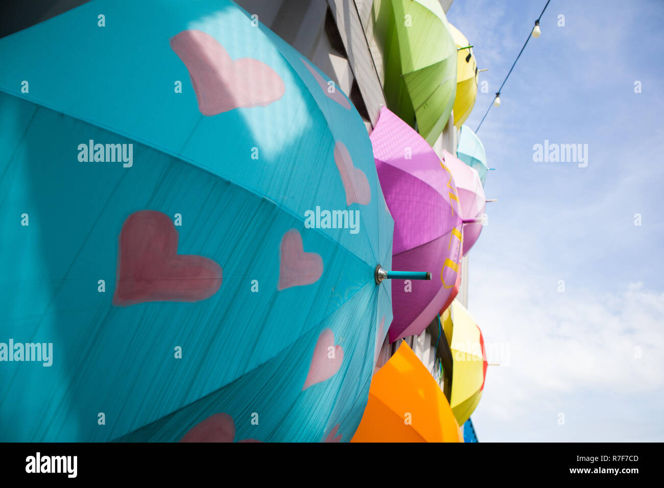 Contemporanea colorata arte di strada nel parco Foto Stock