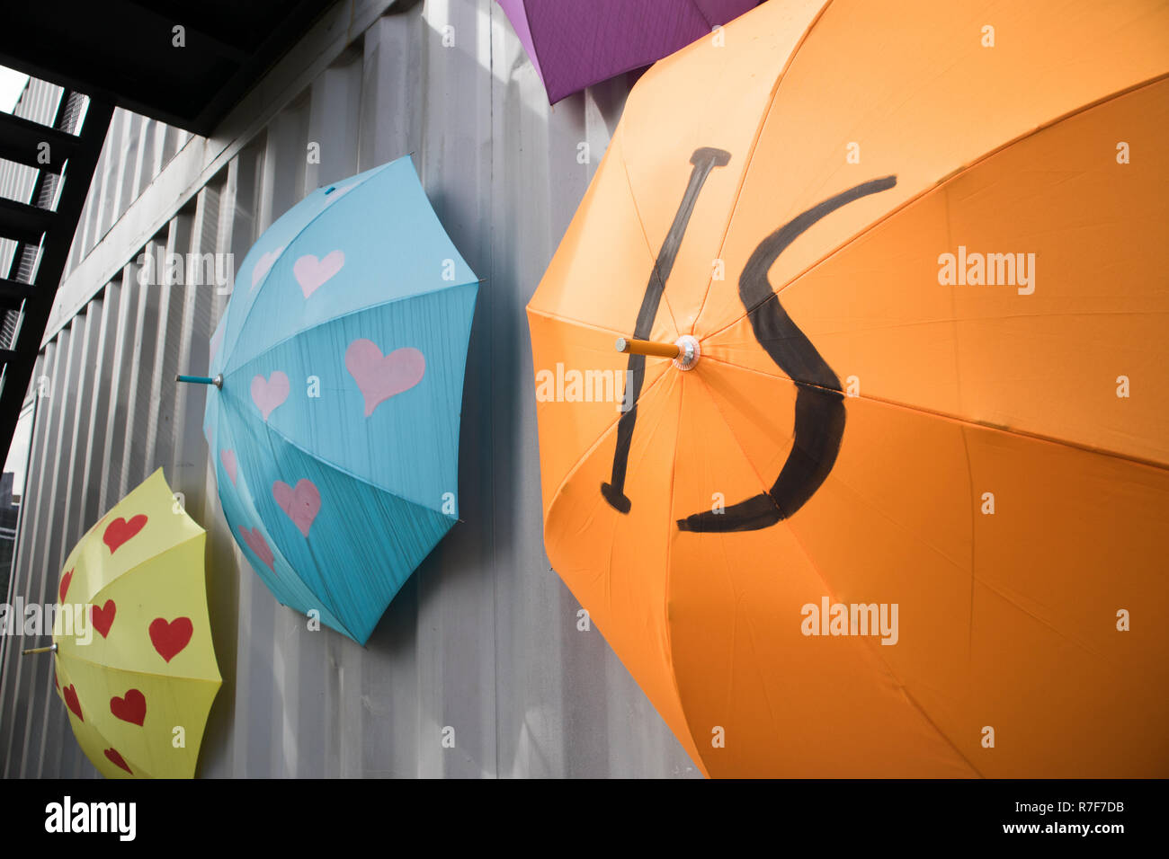 Contemporanea colorata arte di strada nel parco Foto Stock