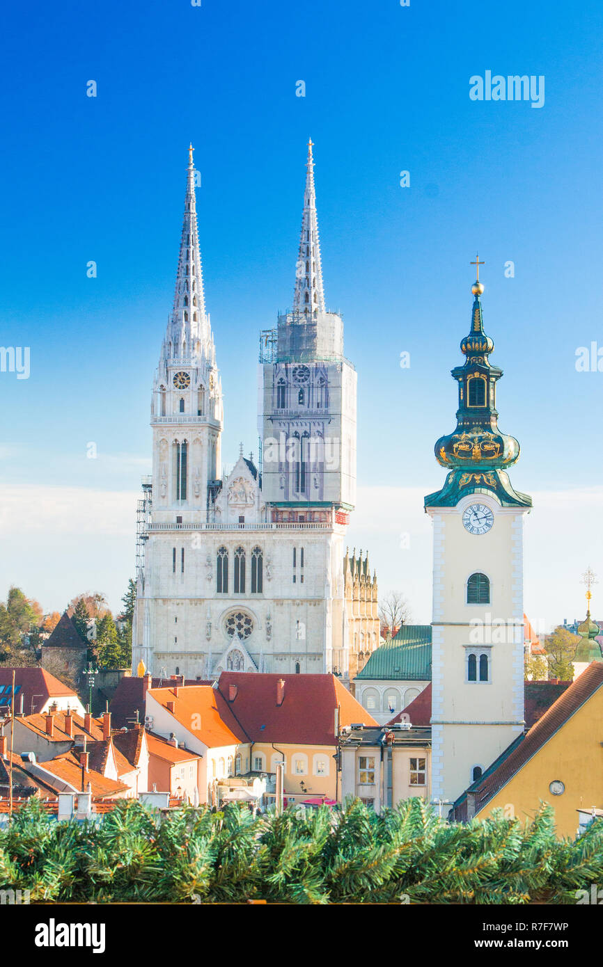 Capitale croata Zagabria, skyline della città, cattedrale cattolica e tetti rossi nel centro citta', vista dalla città alta. Avvento natale decorazione. Foto Stock
