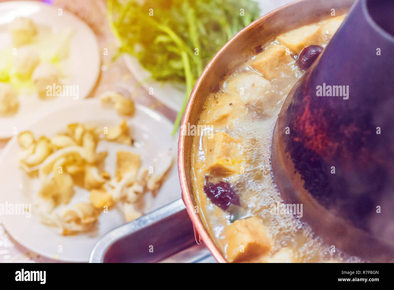 Doppio sapore hot pot di close-up Foto Stock