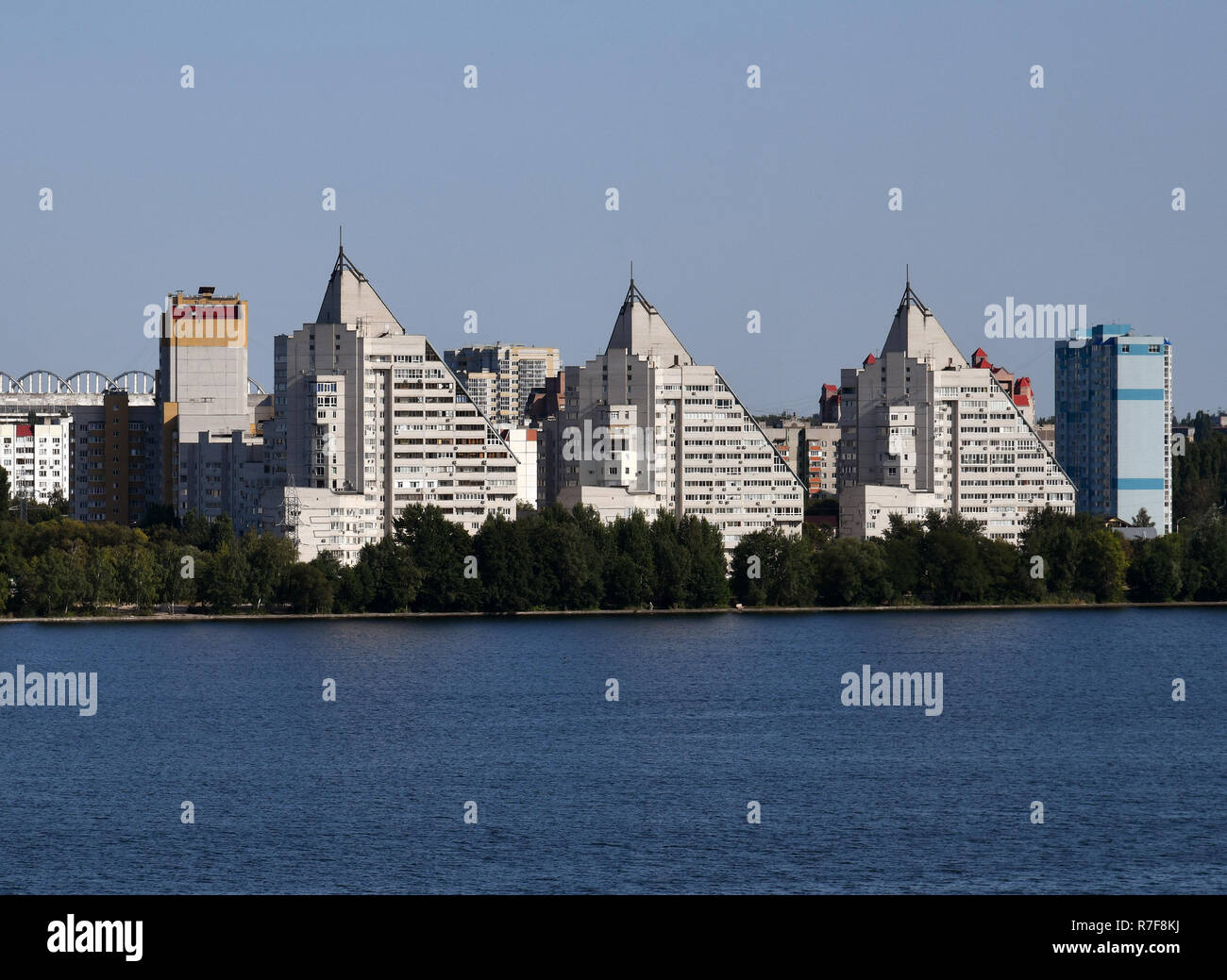Vista di sinistra area banca oltre il fiume a Voronezh, Russia Foto Stock