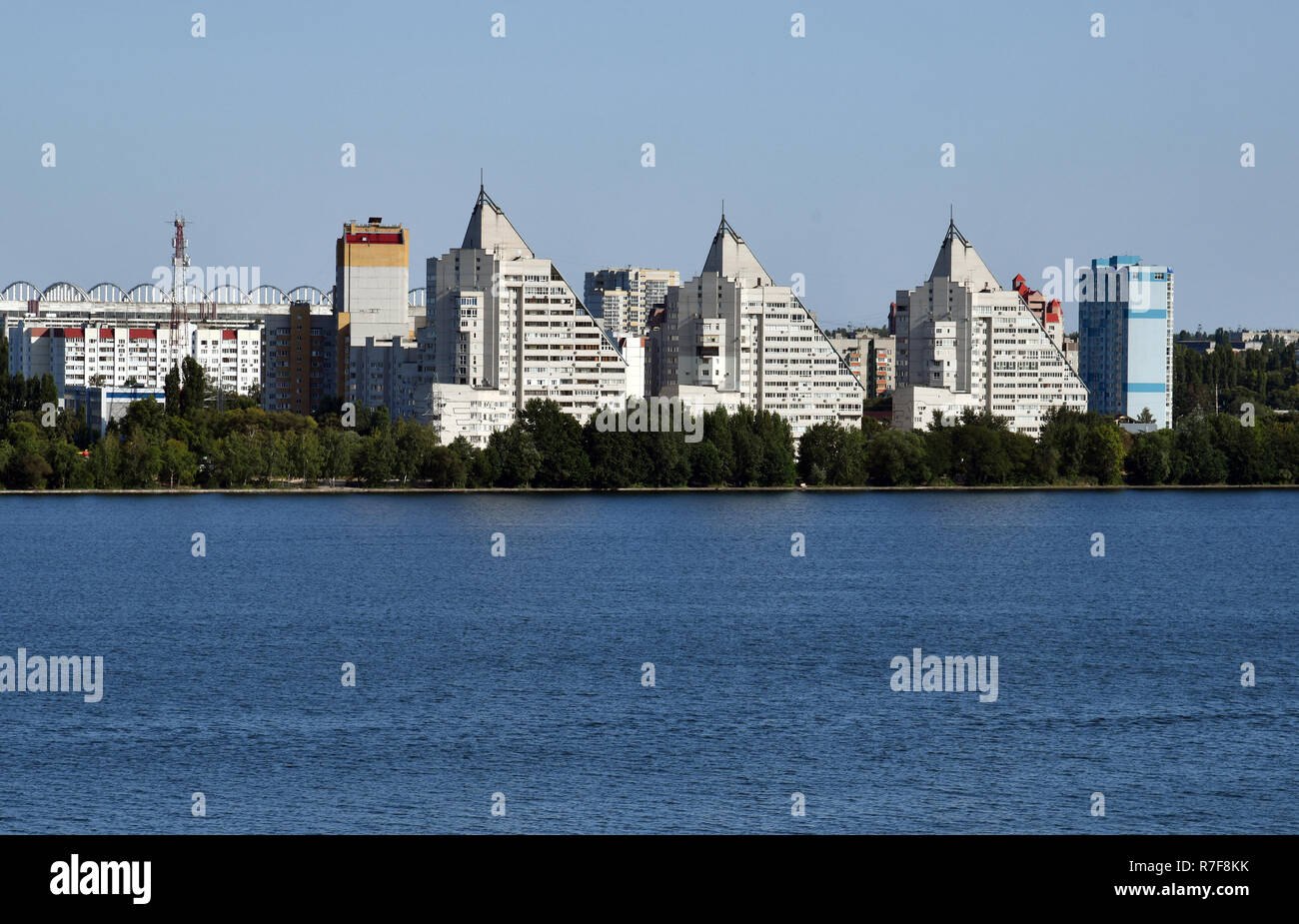 Vista di sinistra area banca oltre il fiume a Voronezh, Russia Foto Stock