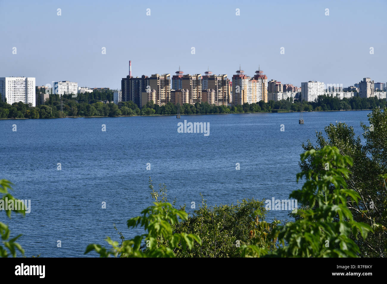 Vista di sinistra area banca oltre il fiume a Voronezh, Russia Foto Stock