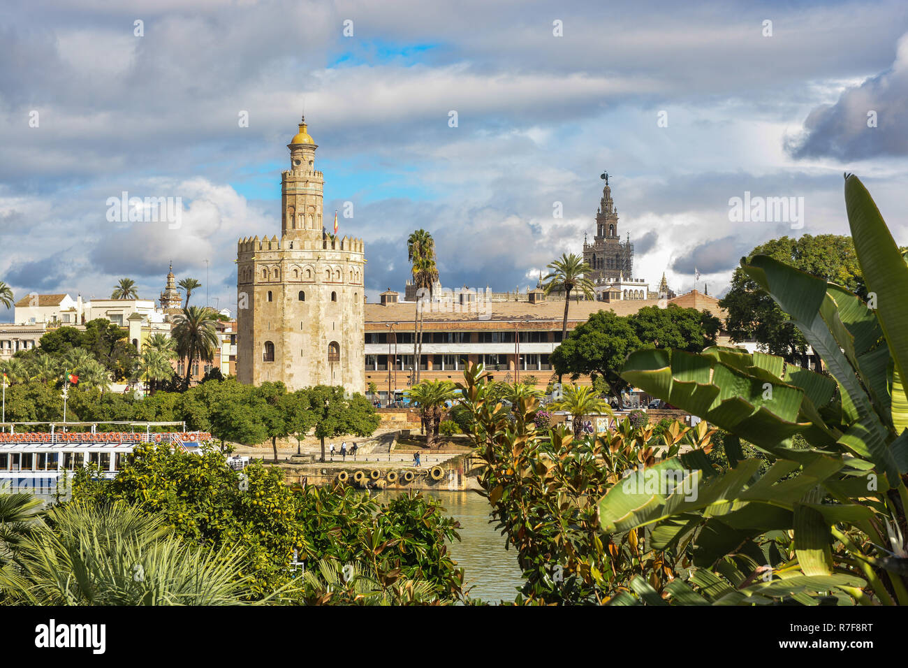 Golden Tower a Siviglia, la capitale dell'Andalusia. Uno dei simboli della città, un oggetto popolare per i turisti. Foto Stock