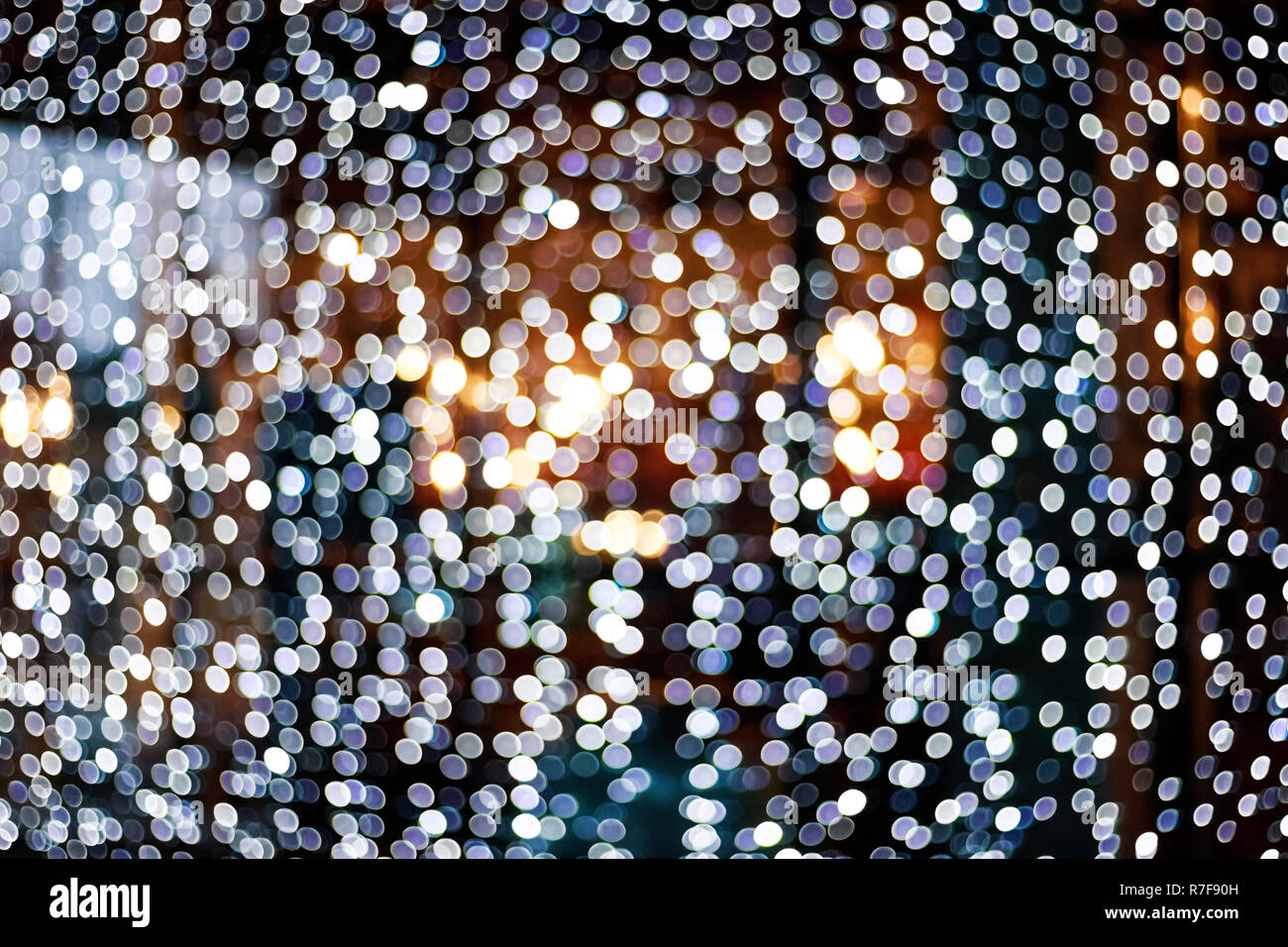 Sfocata ghirlande con bokeh di fondo. Le luci di Natale in Windows Foto Stock