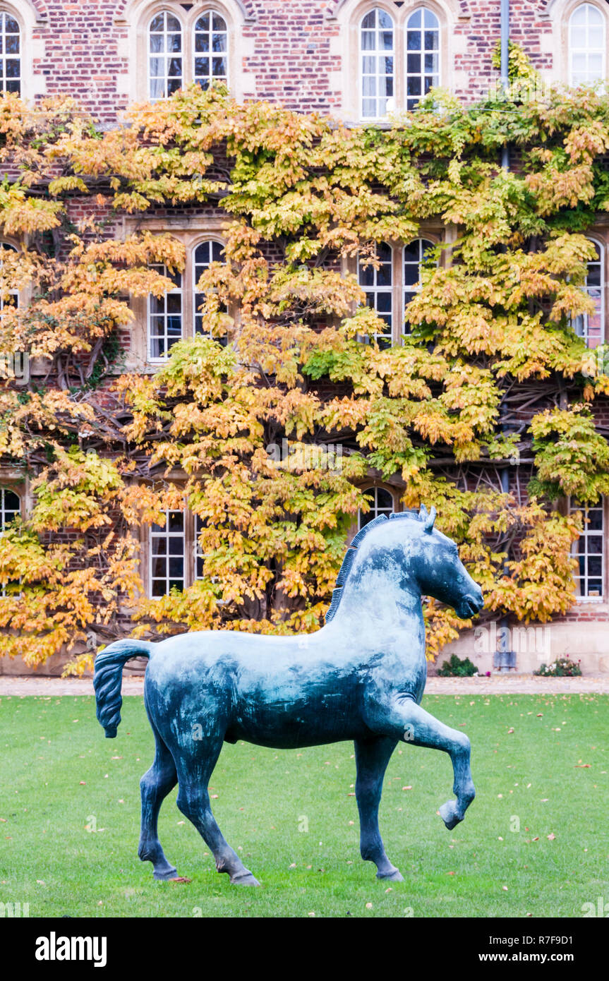 La prima Corte di Jesus College di Cambridge con il cavallo di bronzo, una grande scultura di Barry Flanagan. Donato al collegio nel 2009. Foto Stock