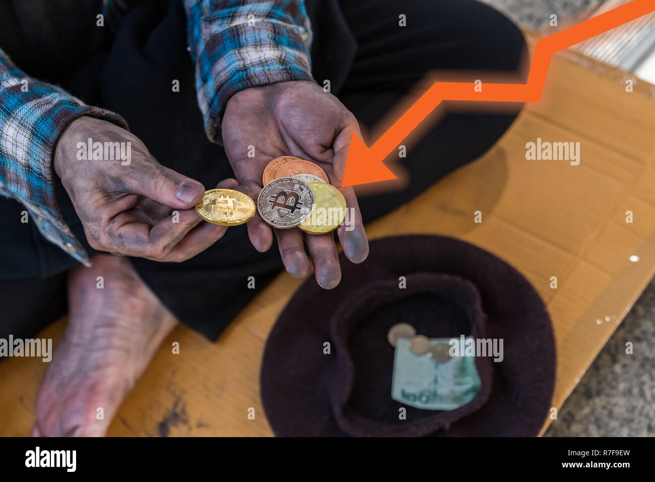 Manciata di bitcoin monete in un mendicante con le mani la linea arancione grafico rivolto verso il basso - svalutazione del concetto bitcoin Foto Stock