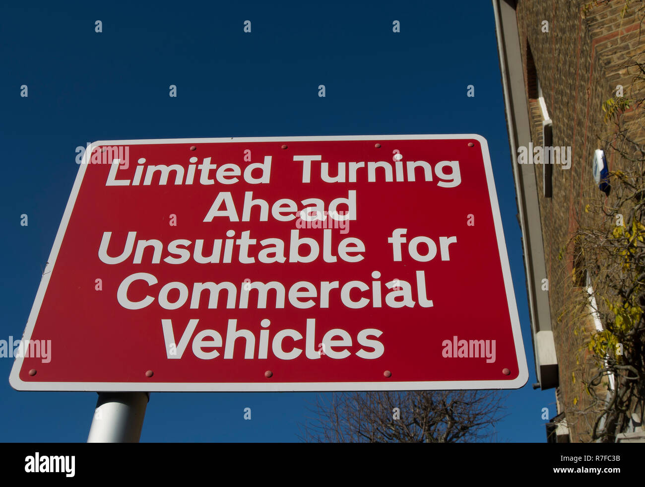 British cartello stradale che indica limitato spazio di rotazione avanti e la strada non è adatto per i veicoli commerciali, di Barnes, Surrey, Inghilterra Foto Stock