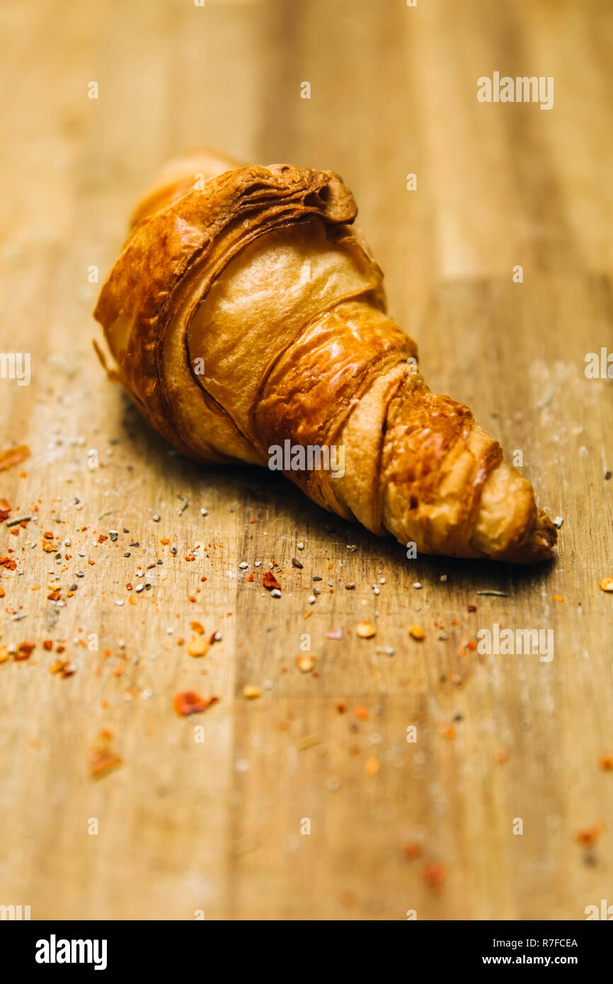 Freschi croissant francesi sul tavolo di legno Foto Stock