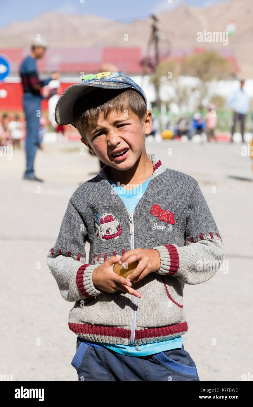 Murghab, Tagikistan, 23 agosto 2018: un bambino tagiko pone in strada di Murghab lungo il percorso della strada del Pamir Foto Stock