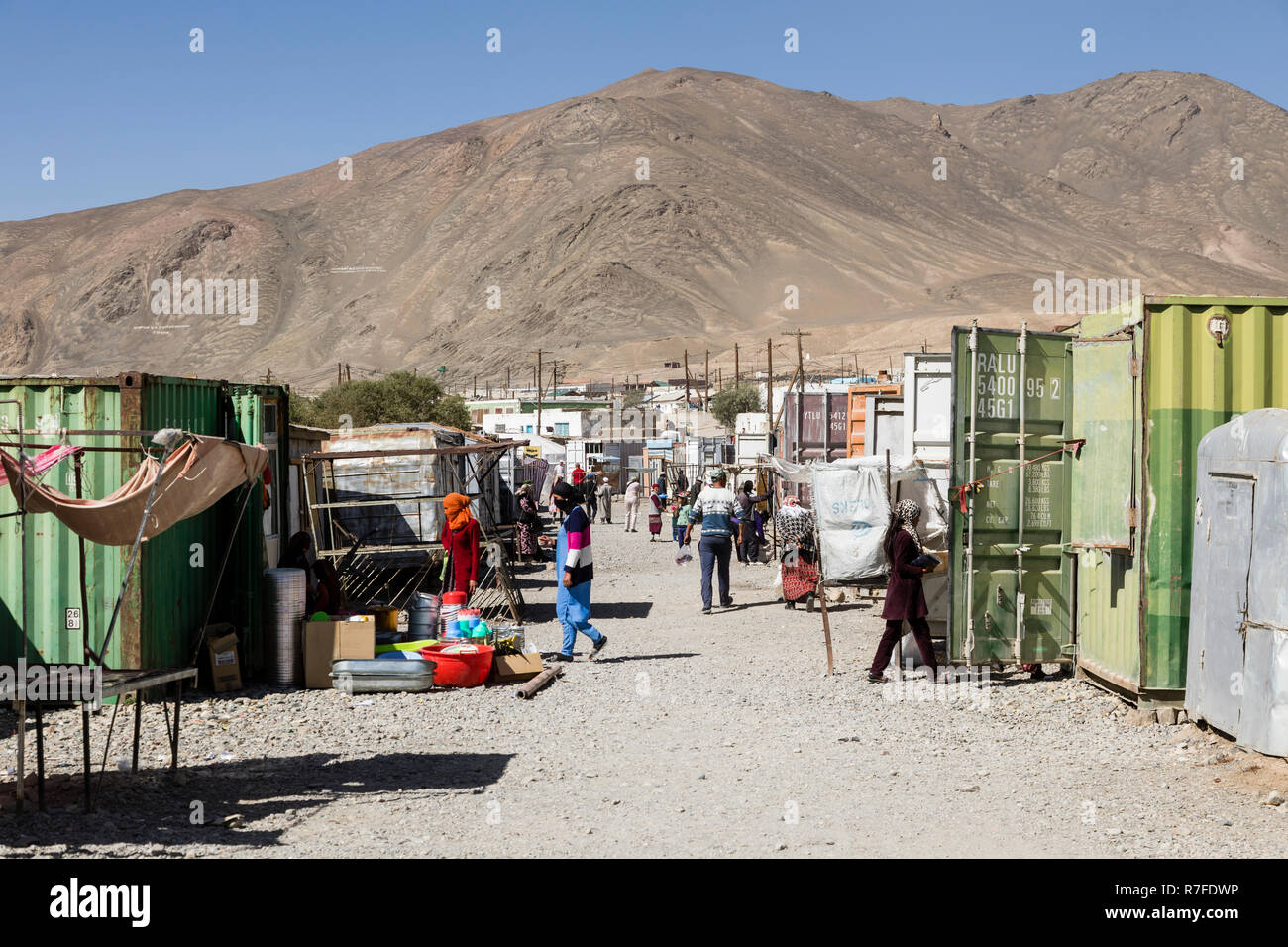 Murghab, Tagikistan, 23 agosto 2018: mercato del Murghab sabato mattina. Le vendite si sono in vecchi contenitori Foto Stock