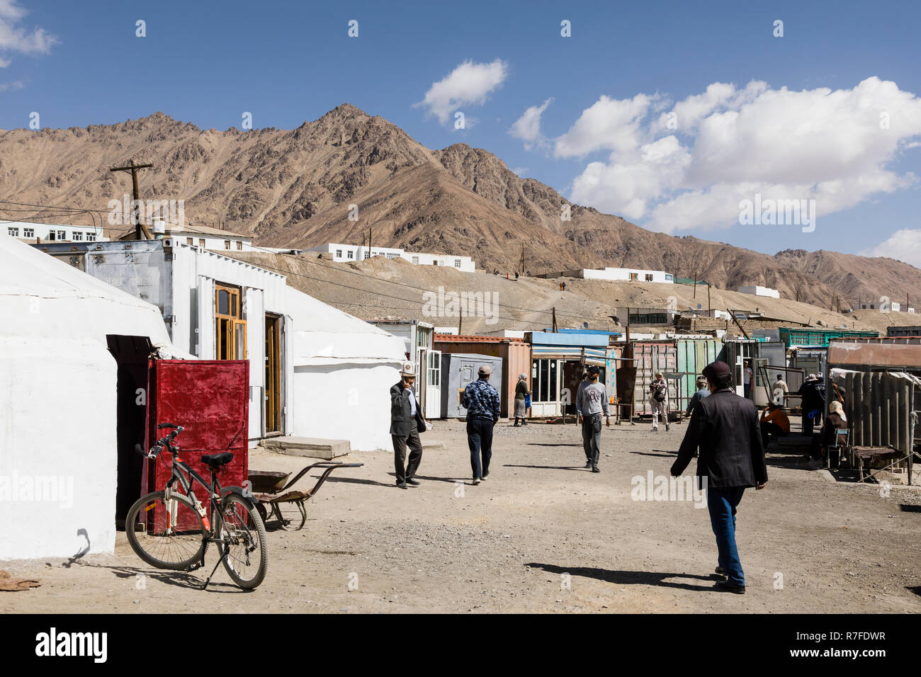 Murghab, Tagikistan, 23 agosto 2018: mercato del Murghab sabato mattina. Le vendite si sono in vecchi contenitori Foto Stock