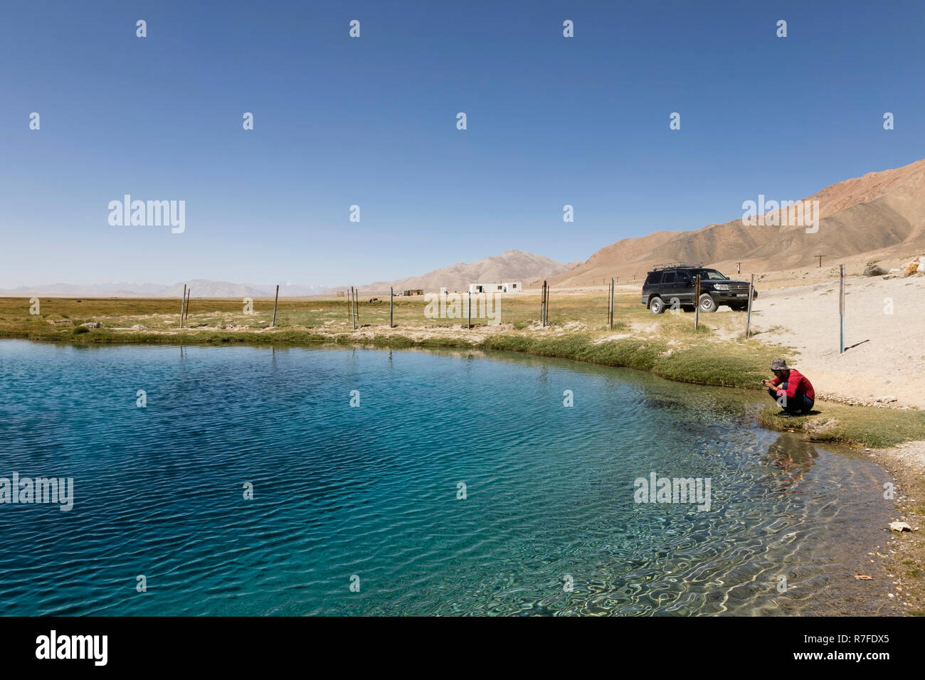 Murghab, Tagikistan, 23 agosto 2018: Tajik si siede a una molla vicino Alichur nel Pamir Mountains e gode della splendida vista Foto Stock
