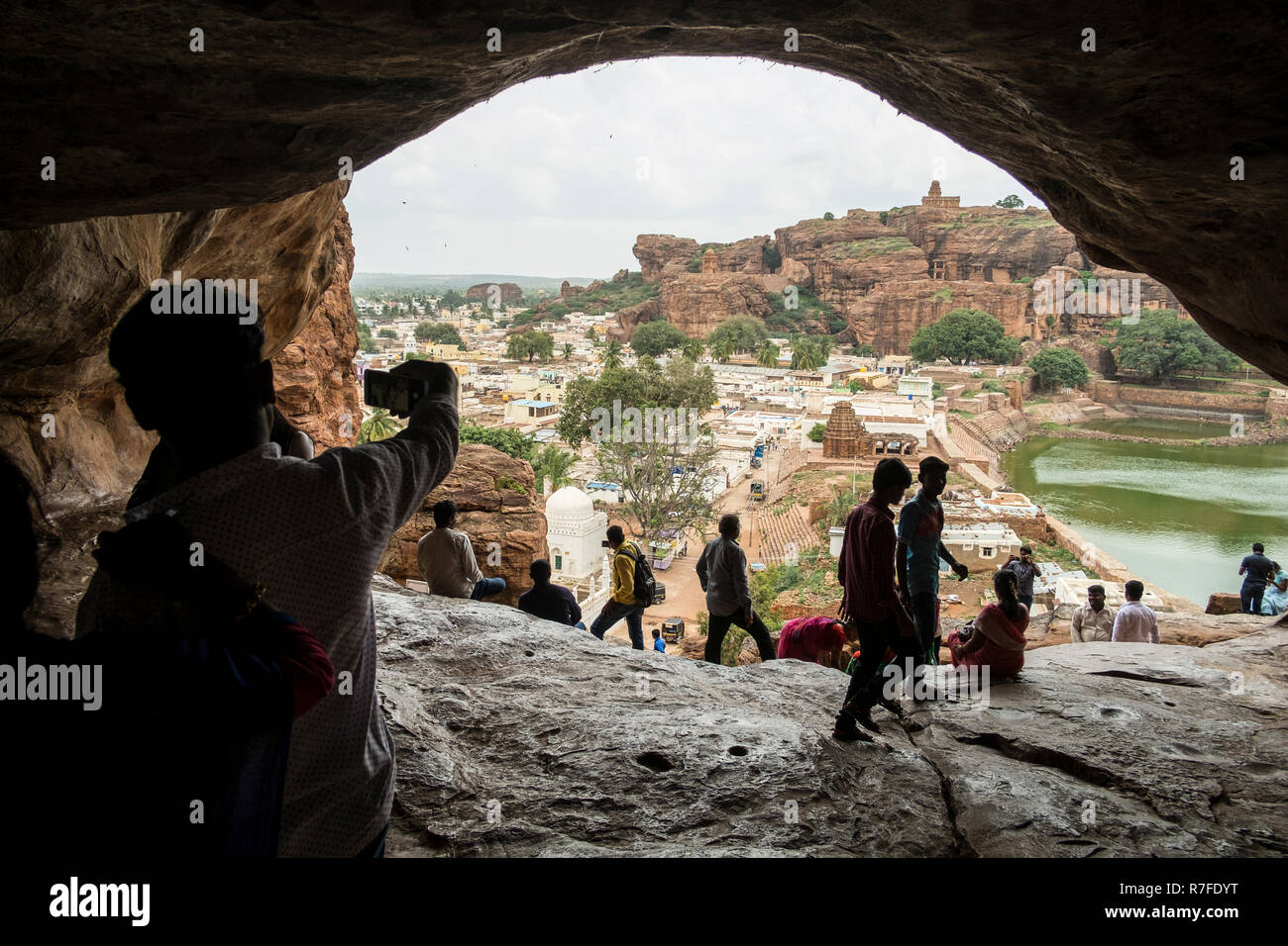 Un turista prende un Selfie a grotta 5 della grotta Badami templi in Badami in Karnataka, India. Foto Stock