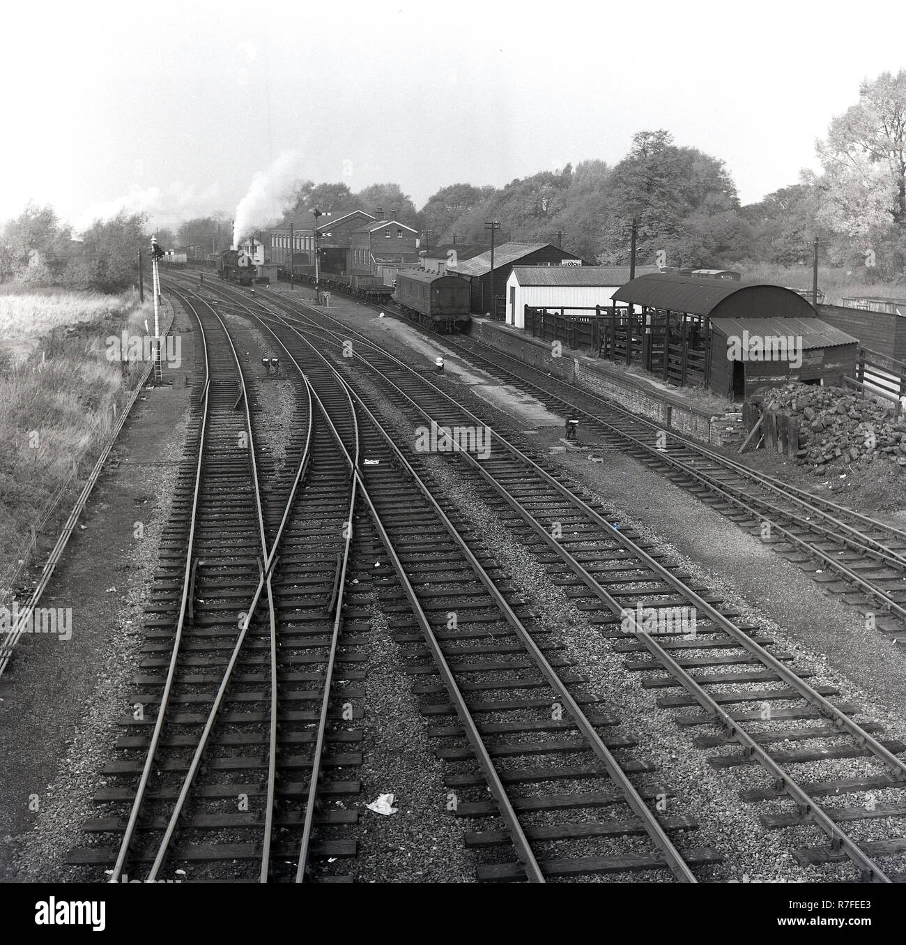 1964, locomotiva a vapore sul binario ferroviario, England, Regno Unito Foto Stock