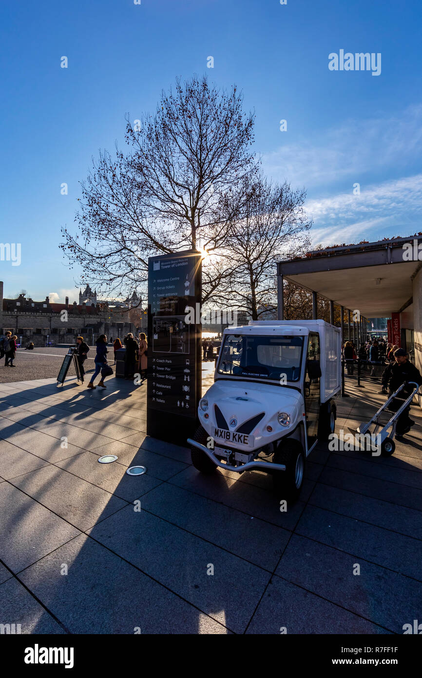 Elettrico del veicolo di consegna merci di caduta e aria pulita. La piazza tra Tower Hill e la Torre Millenium Pier. Londra. Regno Unito Foto Stock