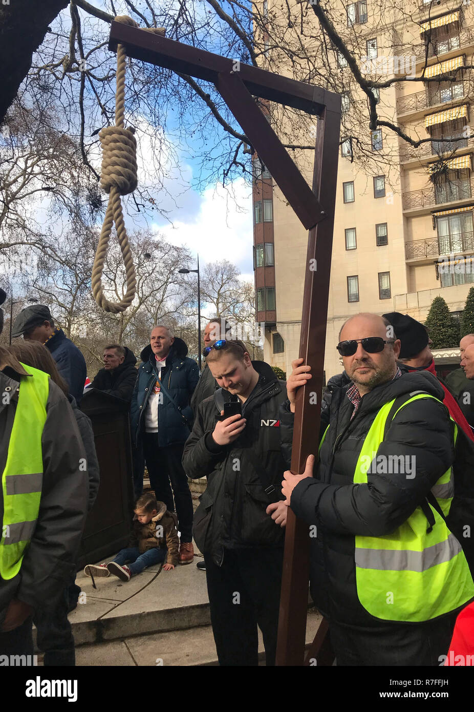 Creasey Laukan da Stevenage detiene un patibolo e cappio, ha detto che era per Theresa Maggio, come egli prende parte ad un 'Brexit tradimento' marzo e rally organizzato da Ukip al di fuori il Dorchester Hotel nel centro di Londra. Foto Stock