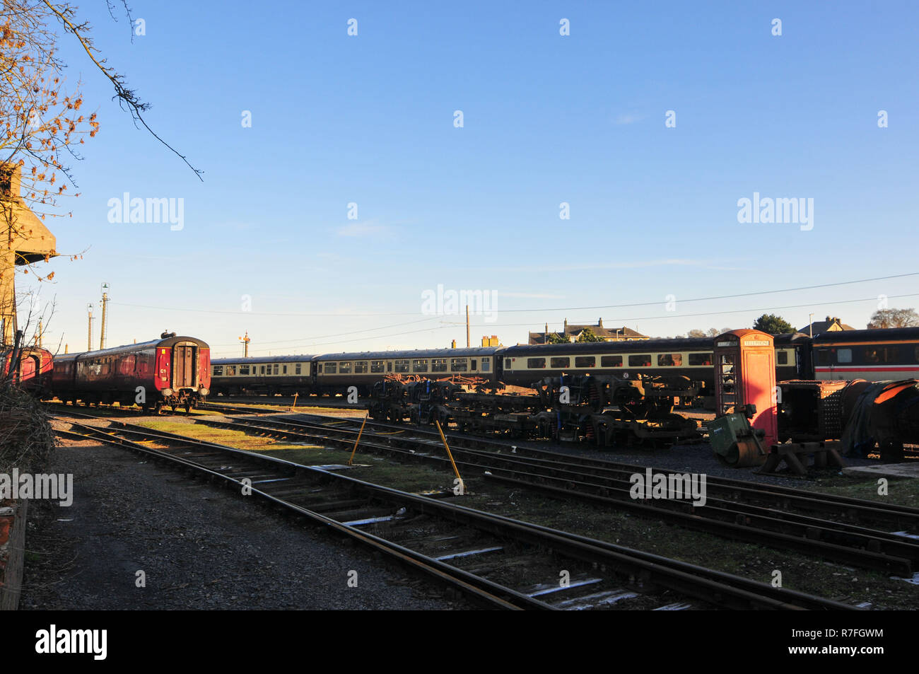 Carnforth, Lancashire, Regno Unito, 27 dicembre, 2008. Abbandonati i treni a vapore e materiale rotabile al una volta Steamtown iconica a Carnforth, in zona di potenza motrice deposito (MPD), il Lancashire che era un attrazione negli anni settanta per degli anni novanta. Il cantiere detenute Pullman stock, old British Railways e Inter-City stock, Royal Mail carrelli così come molti vapore e treni diesel. Credito: Michael Scott/Alamy Live News Foto Stock