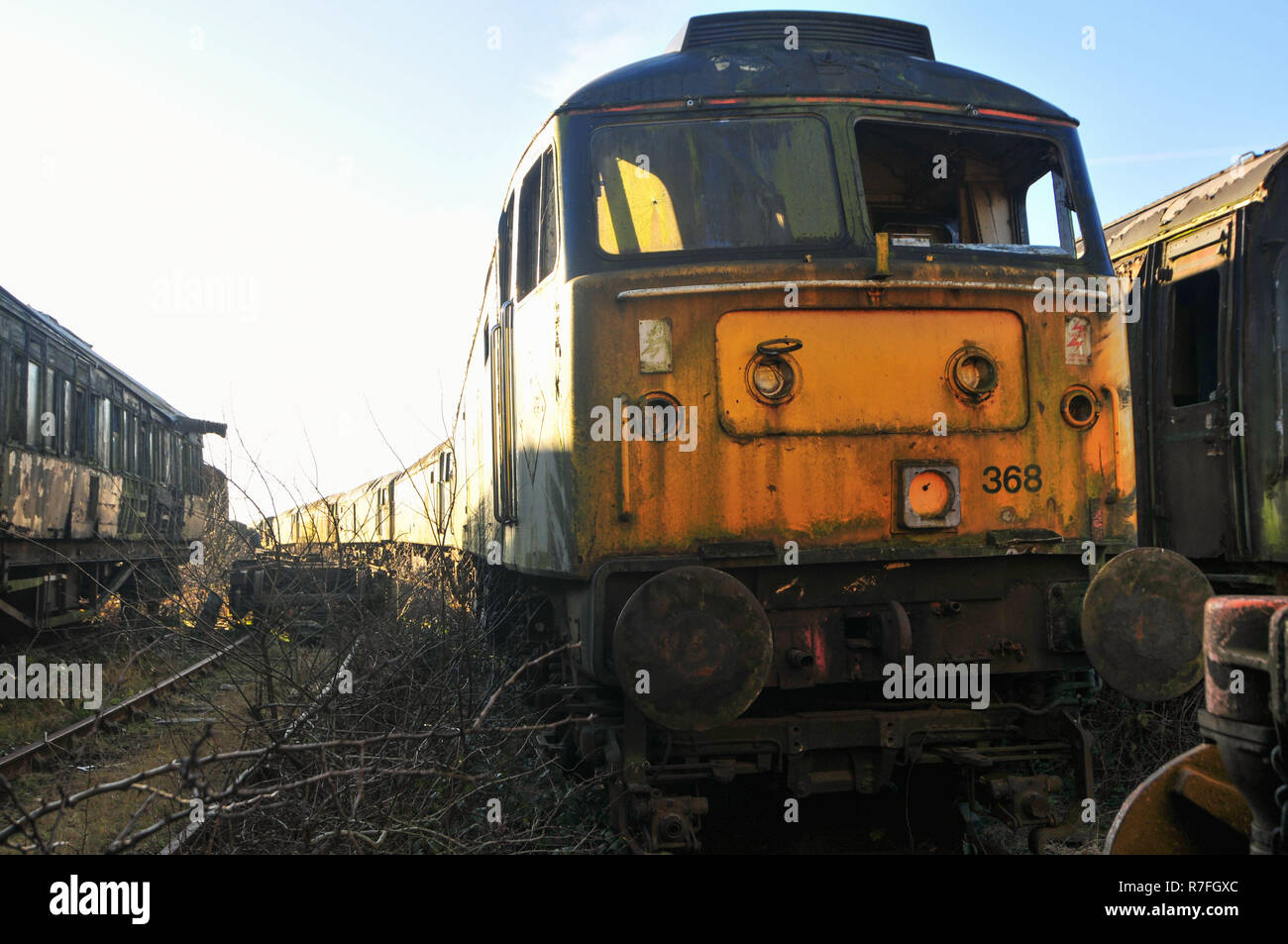 Carnforth, Lancashire, Regno Unito, 27 dicembre, 2008. Abbandonati i treni a vapore e materiale rotabile al una volta Steamtown iconica a Carnforth, in zona di potenza motrice deposito (MPD), il Lancashire che era un attrazione negli anni settanta per degli anni novanta. Il cantiere detenute Pullman stock, old British Railways e Inter-City stock, Royal Mail carrelli così come molti vapore e treni diesel. Credito: Michael Scott/Alamy Live News Foto Stock