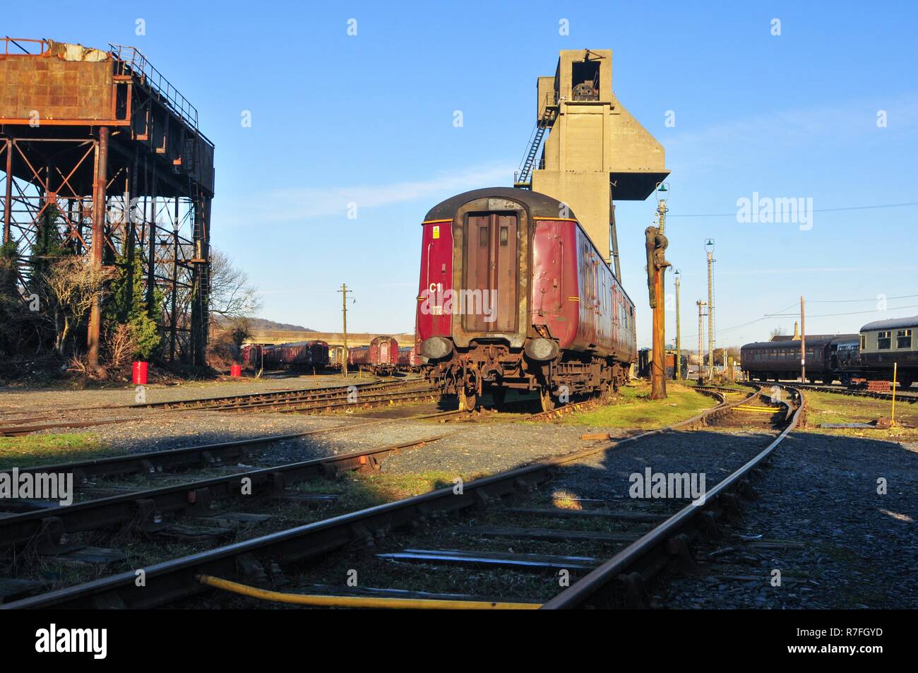 Carnforth, Lancashire, Regno Unito, 27 dicembre, 2008. Abbandonati i treni a vapore e materiale rotabile al una volta Steamtown iconica a Carnforth, in zona di potenza motrice deposito (MPD), il Lancashire che era un attrazione negli anni settanta per degli anni novanta. Il cantiere detenute Pullman stock, old British Railways e Inter-City stock, Royal Mail carrelli così come molti vapore e treni diesel. Credito: Michael Scott/Alamy Live News Foto Stock