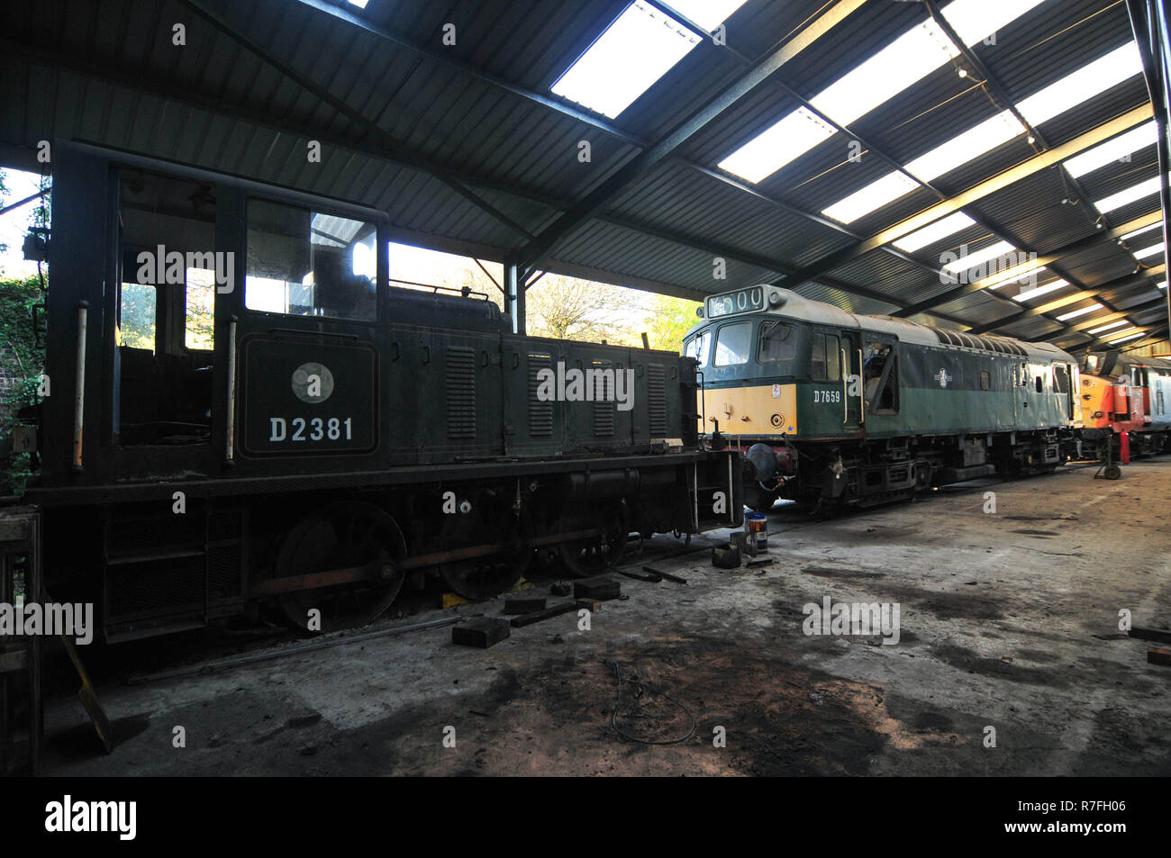 Carnforth, Lancashire, Regno Unito, 27 dicembre, 2008. Abbandonati i treni a vapore e materiale rotabile al una volta Steamtown iconica a Carnforth, in zona di potenza motrice deposito (MPD), il Lancashire che era un attrazione negli anni settanta per degli anni novanta. Il cantiere detenute Pullman stock, old British Railways e Inter-City stock, Royal Mail carrelli così come molti vapore e treni diesel. Credito: Michael Scott/Alamy Live News Foto Stock