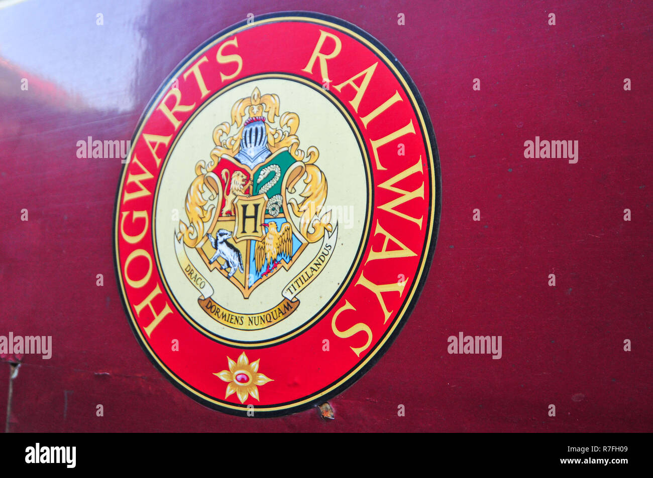 Carnforth, Lancashire, Regno Unito, 27 dicembre, 2008. La scuola di Hogwarts 5972 Ferrovie treno a vapore e carrelli memorizzati a Carnforth MPD treno sciavero nel 2008. La locomotiva fu costruita nel mese di aprile del 1937 e il suo nome attuale è stato 5972 Olton Hall. Durante Harry Potter riprese ha portato alla scuola di Hogwarts Express targhetta di fabbrica. Nel 2015 la locomotiva (non i carrelli) è stato messo su permanente la visualizzazione statica di Warner Bros Studio in giro per Londra, la realizzazione di Harry Potter, vicino a Watford. Credito: Michael Scott/Alamy Live News Foto Stock