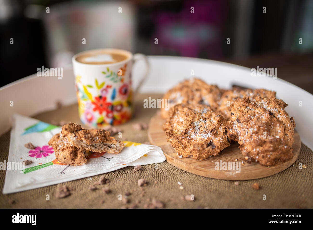 Senza Glutine Biscotti Con Olio Di Noce Di Cocco La Farina Di Cocco Con Caffe Caldo Sul Vassoio Di Assistenza Foto Stock Alamy