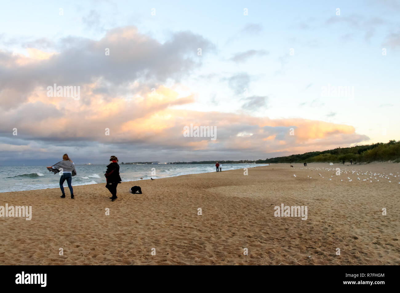 Ridendo gruppo di persone in una passeggiata in riva al mare Foto Stock