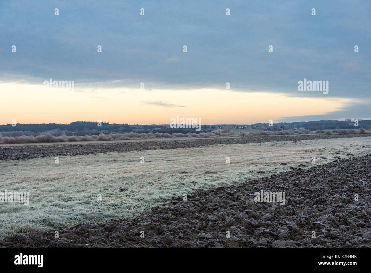 La brina, il primo gelo, un paesaggio fatto di sunrise in Polonia nord-orientale Foto Stock