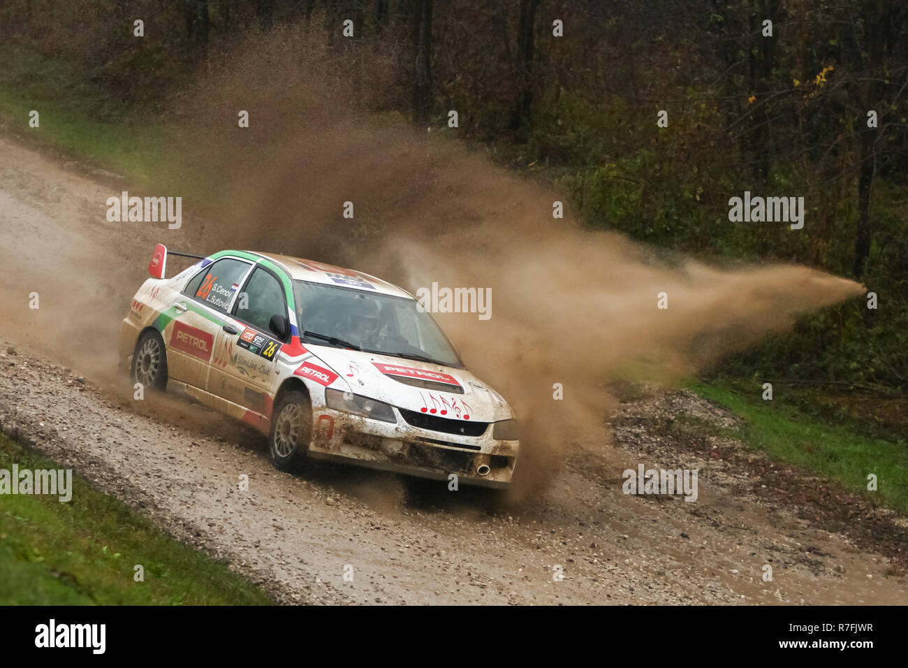 Sveta Nedjelja, Croazia - 25 novembre 2018. 9° Rally Show Santa Domenica. Sandi Cenov e Lana Sutlovic dalla Croazia racing in Mitsubishi Lancer Foto Stock