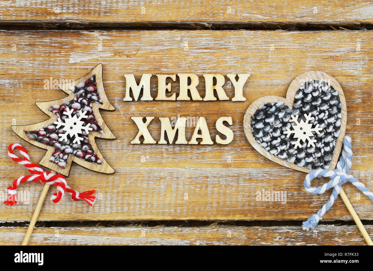 Buon Natale scritto con lettere in legno con cuore in legno e albero di Natale Foto Stock