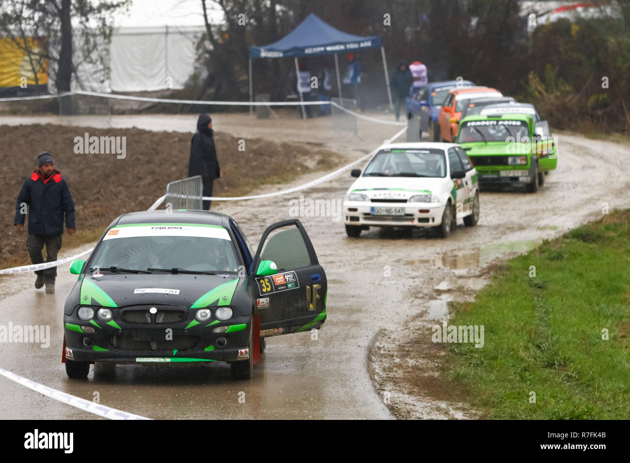 Sveta Nedjelja, Croazia - 25 novembre 2018. 9° Rally Show Santa Domenica. Auto da rally in attesa in fila per iniziare la gara. Foto Stock