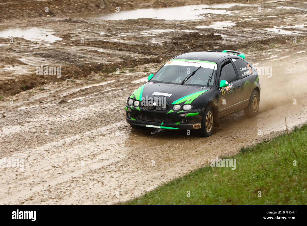 Sveta Nedjelja, Croazia - 25 novembre 2018. 9° Rally Show Santa Domenica. Jan Mrak e Luka Kustrin dalla Slovenia racing in MG ZR 105. Foto Stock